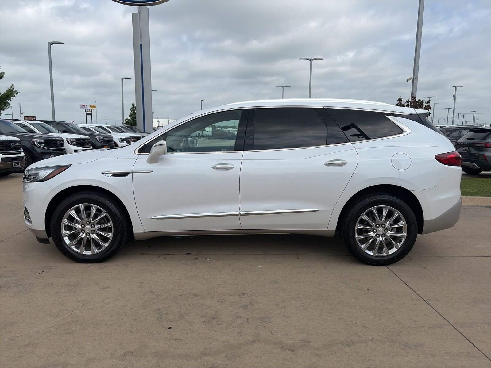 Used 2019 Buick Enclave Essence image 2