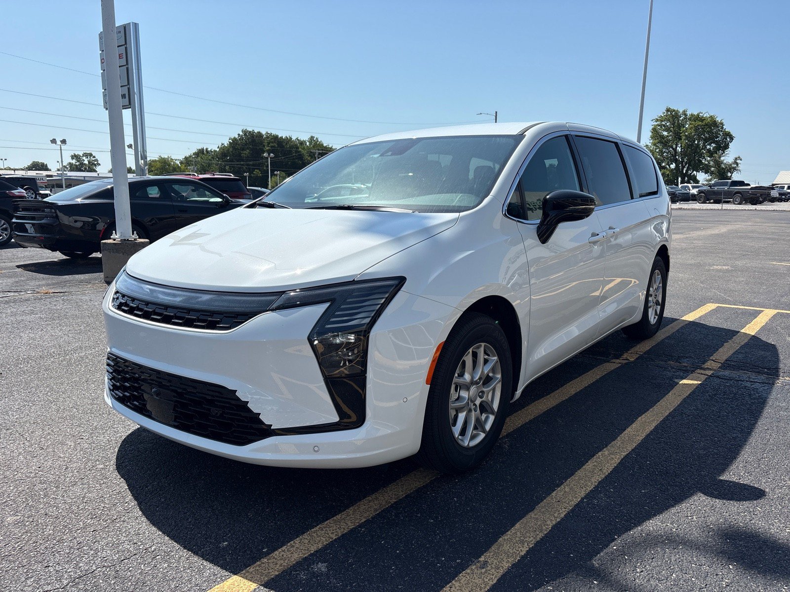New 2027 Chrysler Pacifica Select FWD image 1