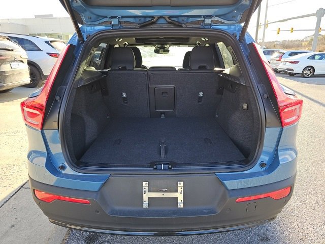 Used 2025 Volvo XC40 B5 Plus image 13
