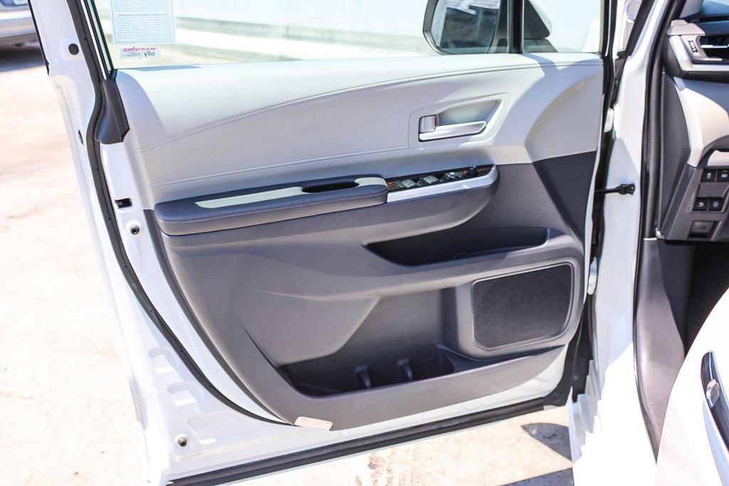 Used 2021 Toyota Sienna XLE w/ XLE Plus Package FWD image 22
