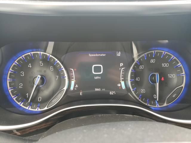 Used 2024 Chrysler Pacifica Limited FWD image 32