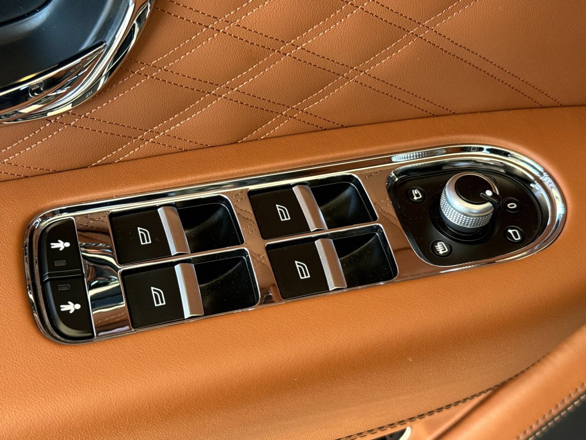 Certified 2023 Bentley Bentayga Extended Wheelbase AWD/4WD image 15