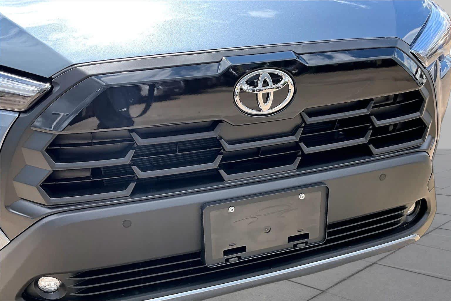Used 2026 Toyota Corolla Cross XLE w/ Convenience Package FWD image 30