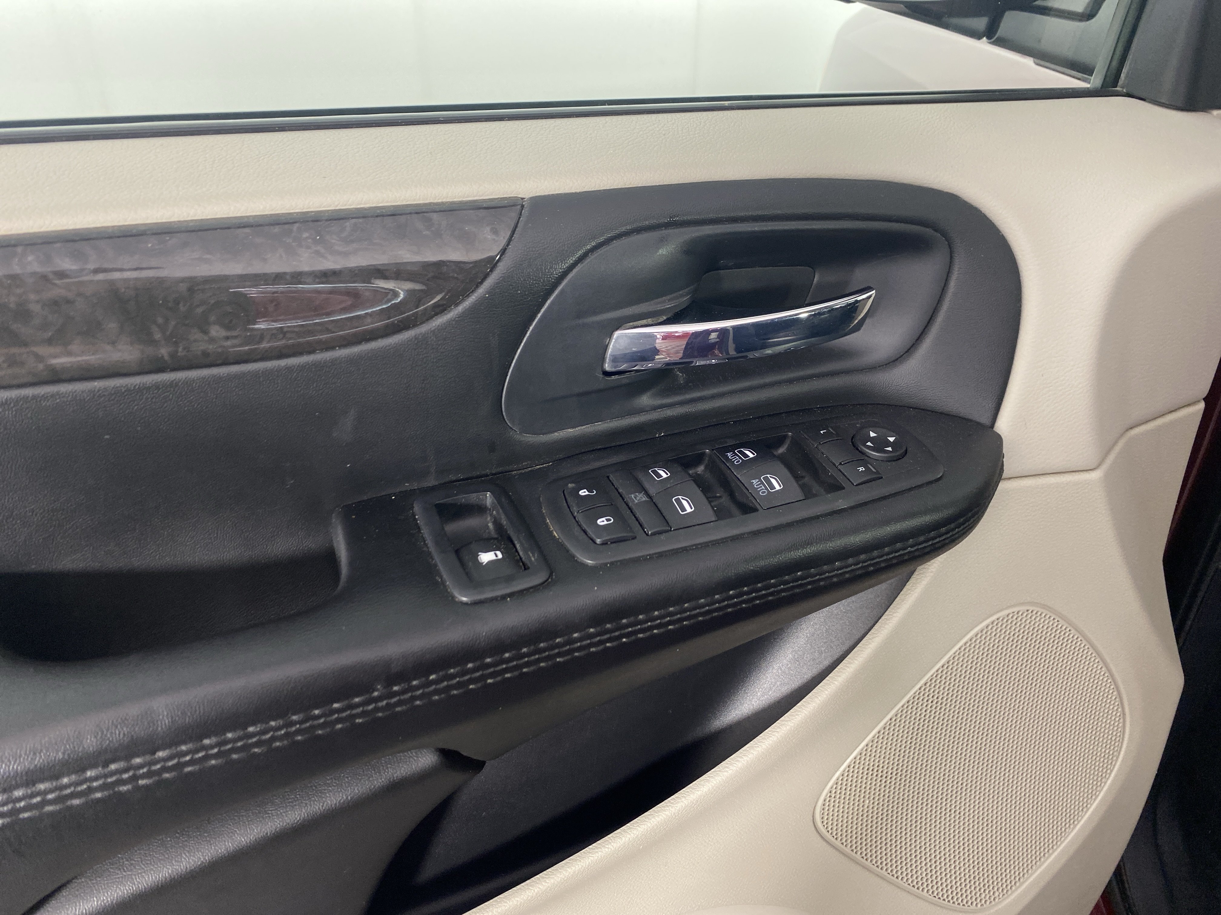 Used 2019 Dodge Grand Caravan SE w/ UConnect Hands-Free Group FWD image 12