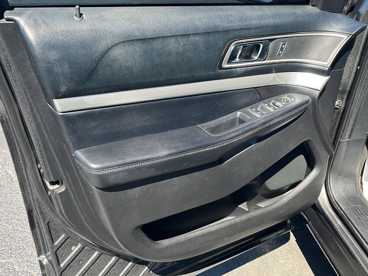 Used 2016 Ford Explorer XLT FWD image 18