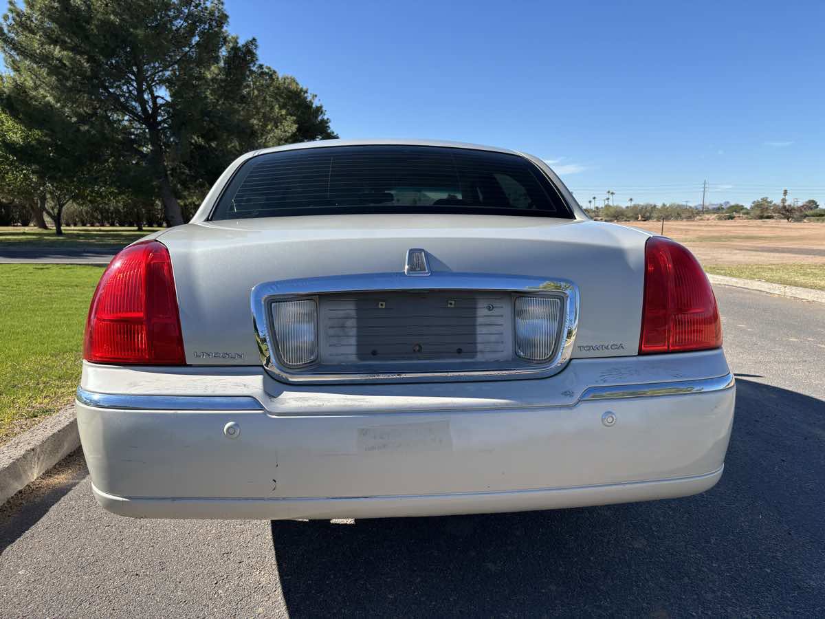 Used 2004 Lincoln Town Car Ultimate RWD image 6