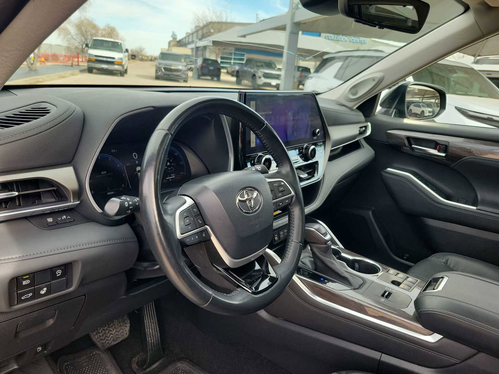 Used 2023 Toyota Highlander Limited image 2