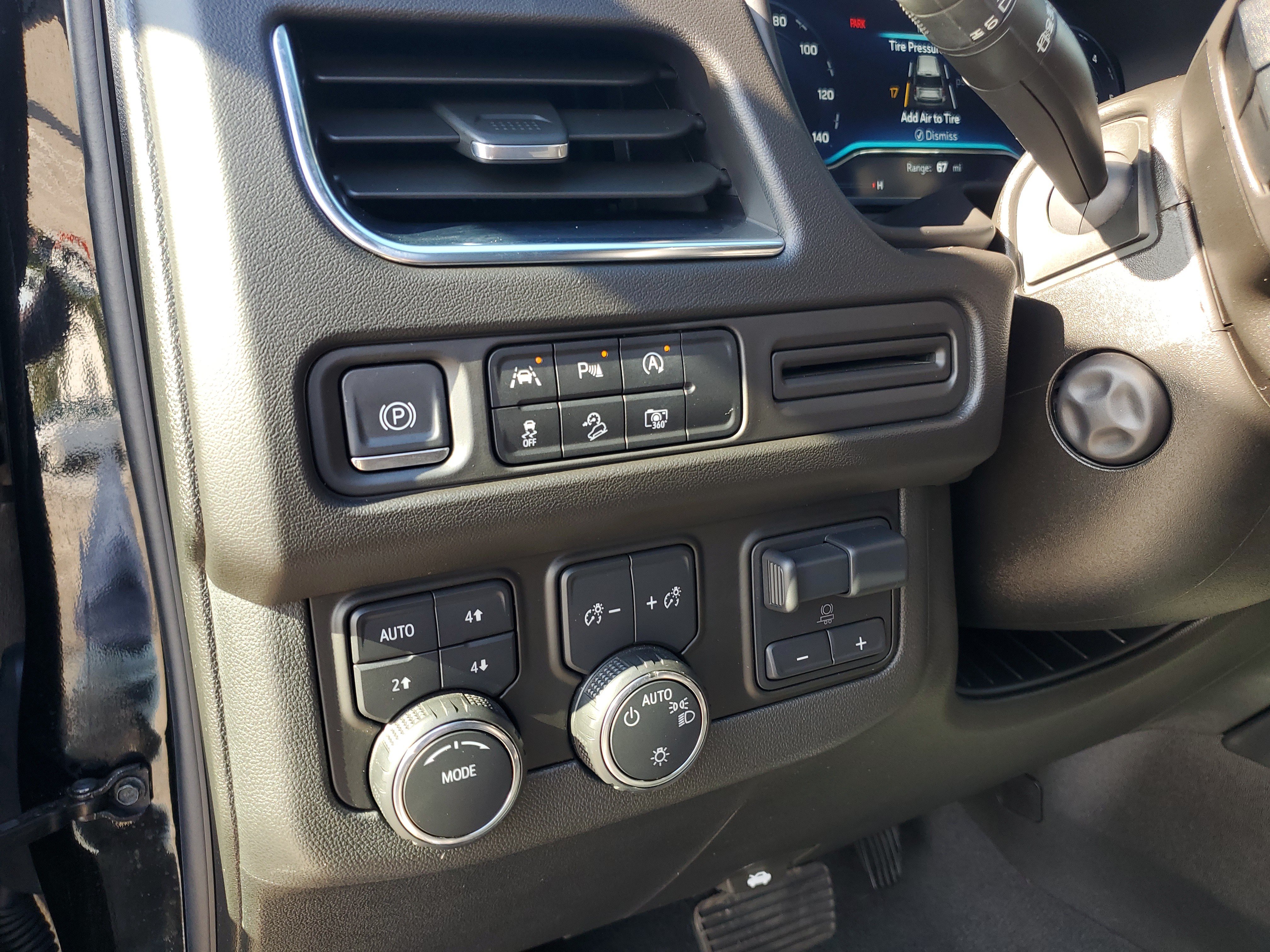 Used 2023 Chevrolet Tahoe Z71 w/ Luxury Package AWD/4WD image 27