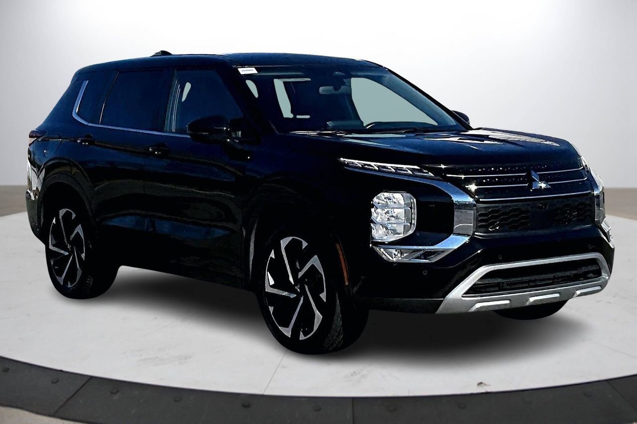 Used 2024 Mitsubishi Outlander SE image 2