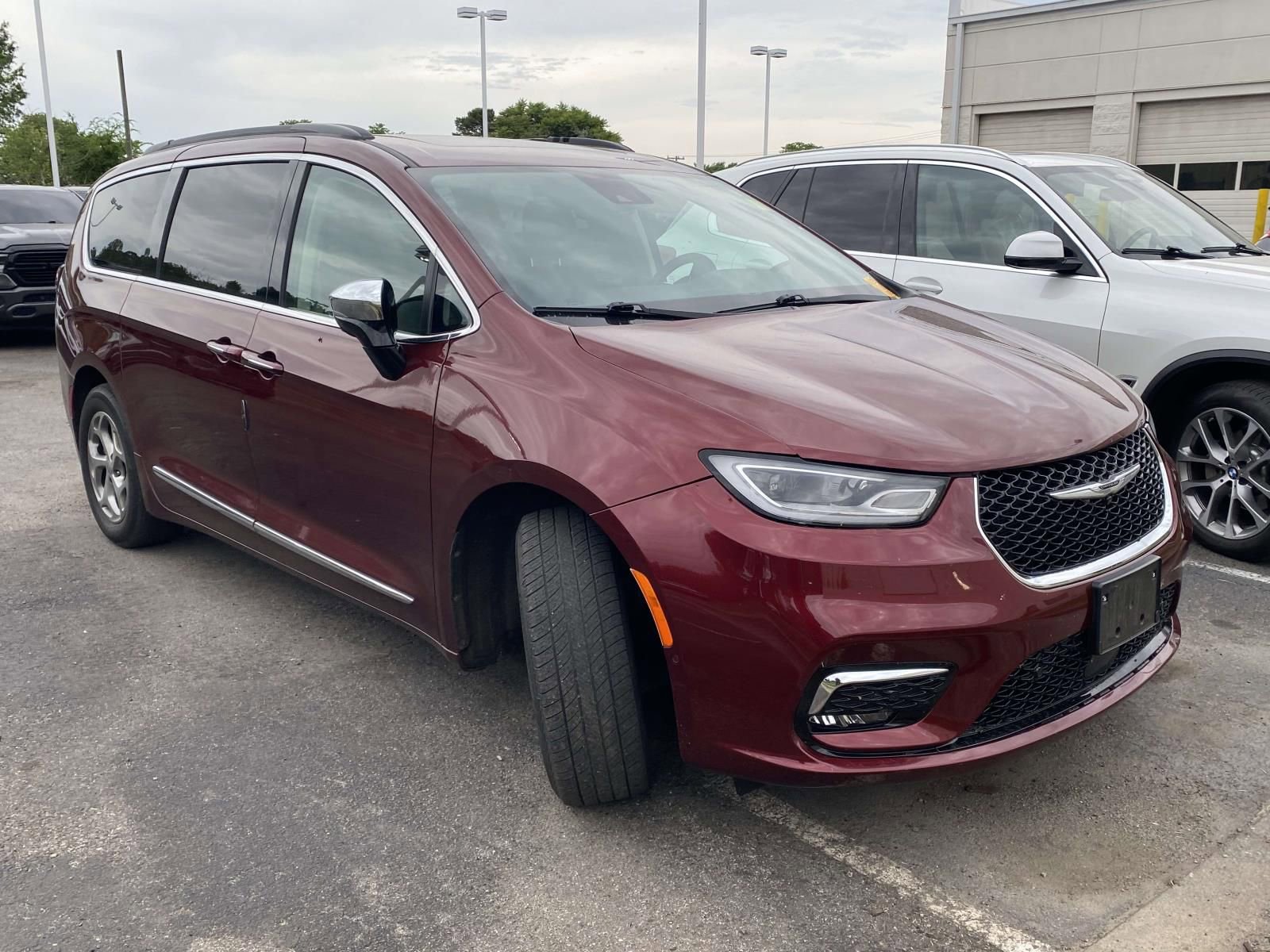 Used 2023 Chrysler Pacifica Limited w/ Uconnect Theater Family Group