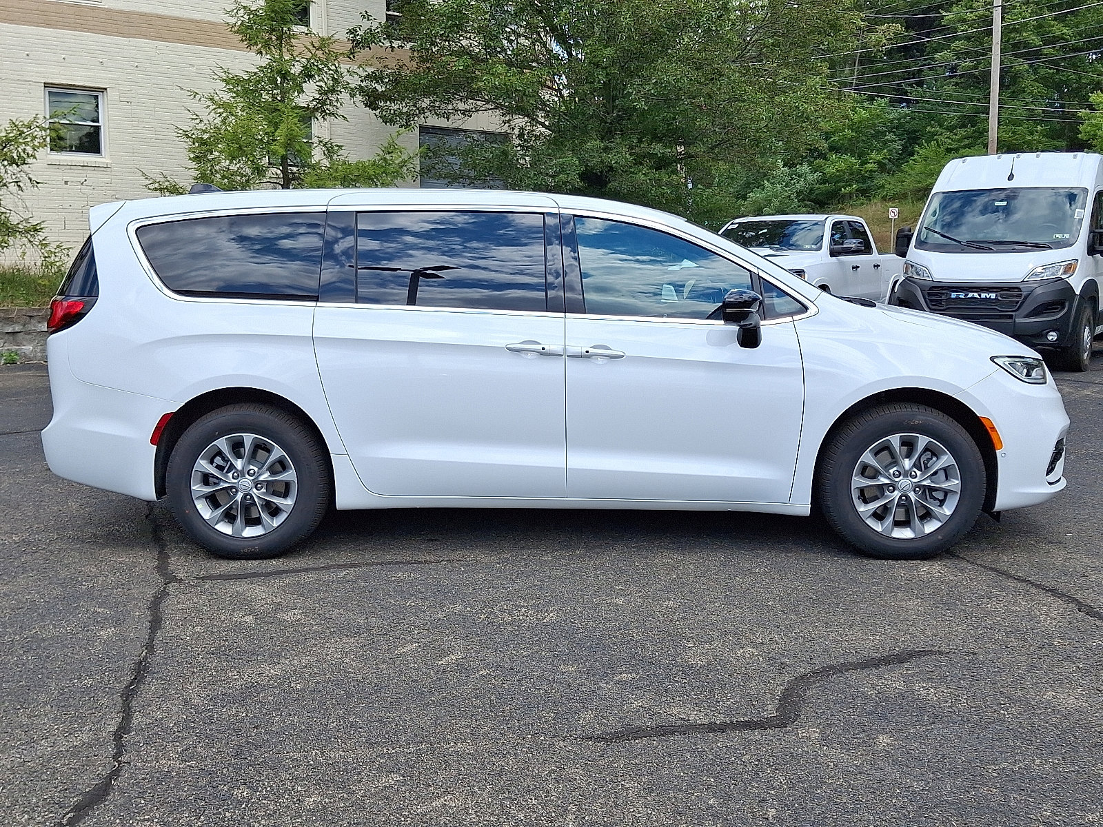 New 2026 Chrysler Pacifica Select image 7