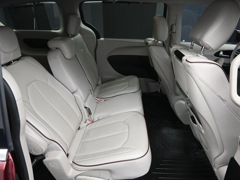 Used 2018 Chrysler Pacifica Limited image 36