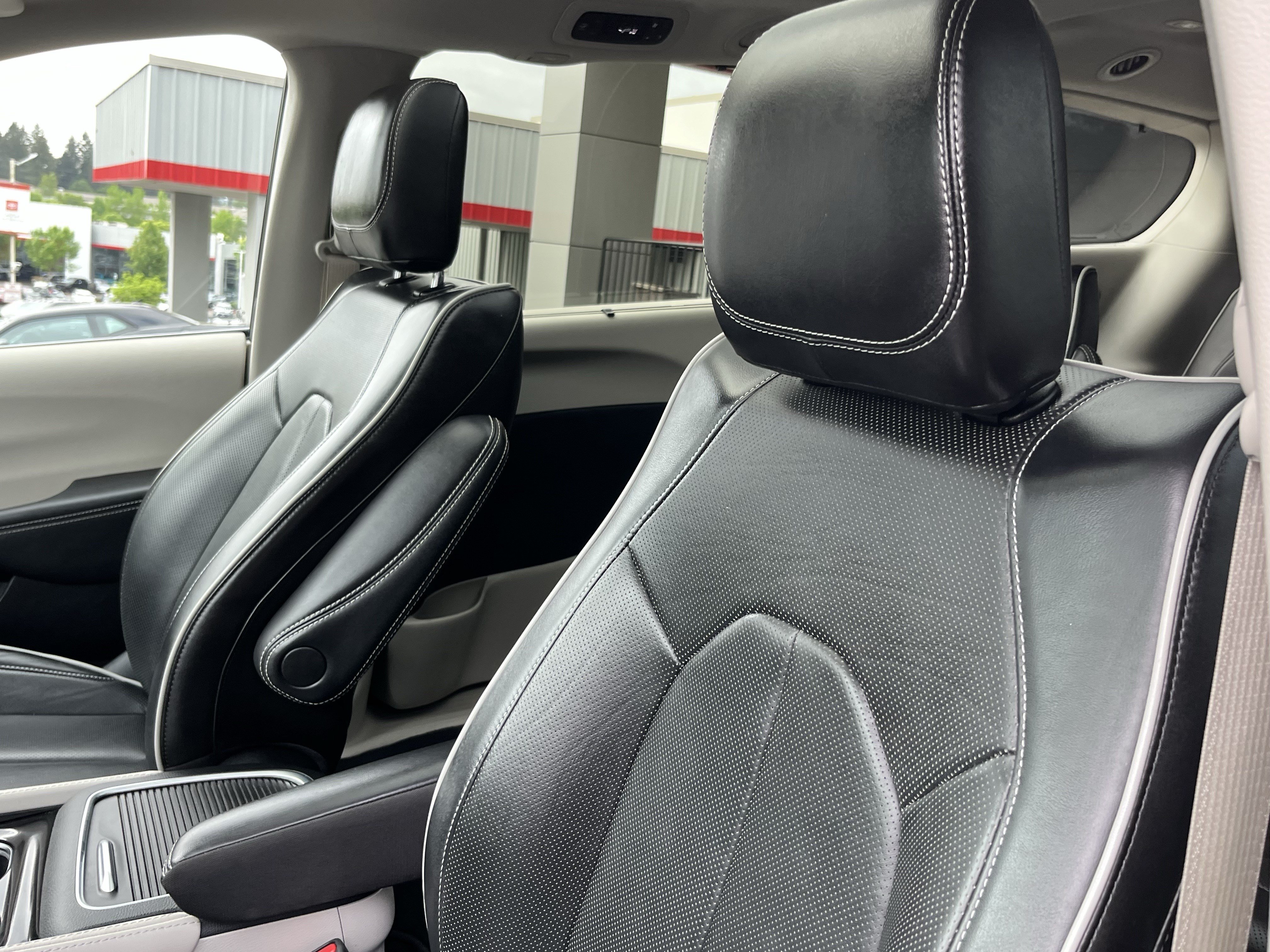 Used 2024 Chrysler Pacifica Limited FWD image 20