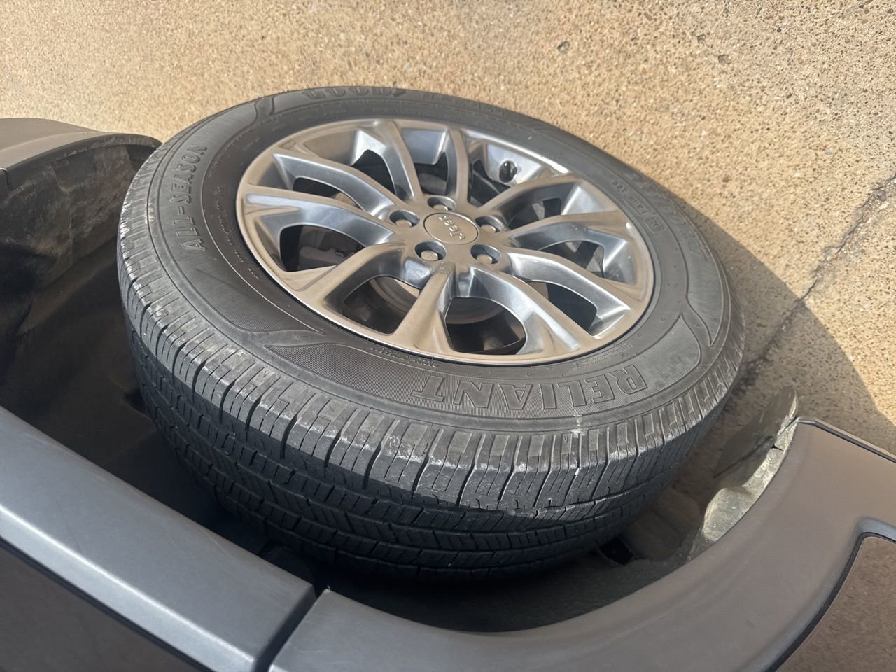 Used 2019 Jeep Cherokee Latitude Plus image 7