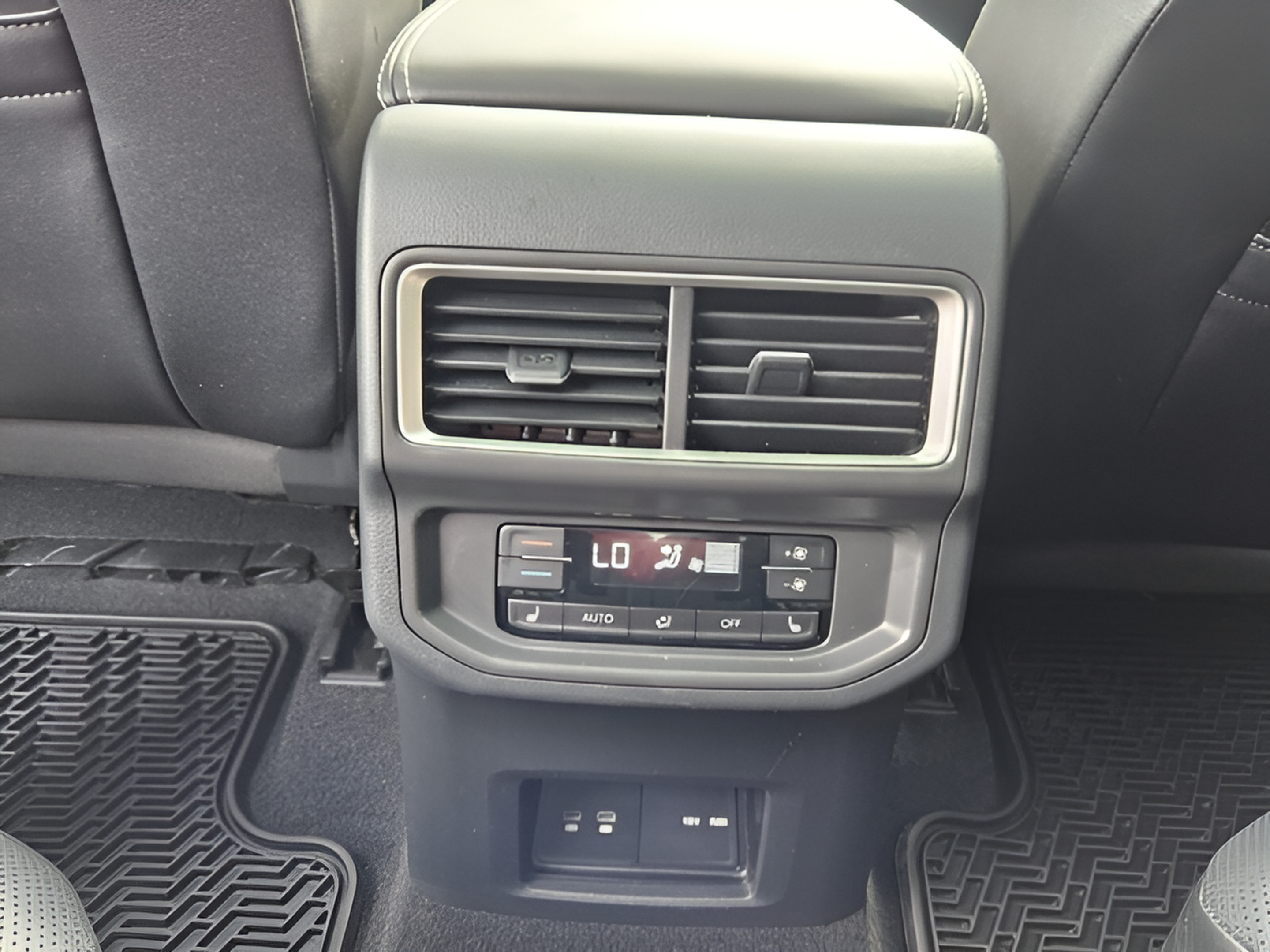 Used 2024 Volkswagen Atlas SEL Premium R-Line AWD/4WD image 11