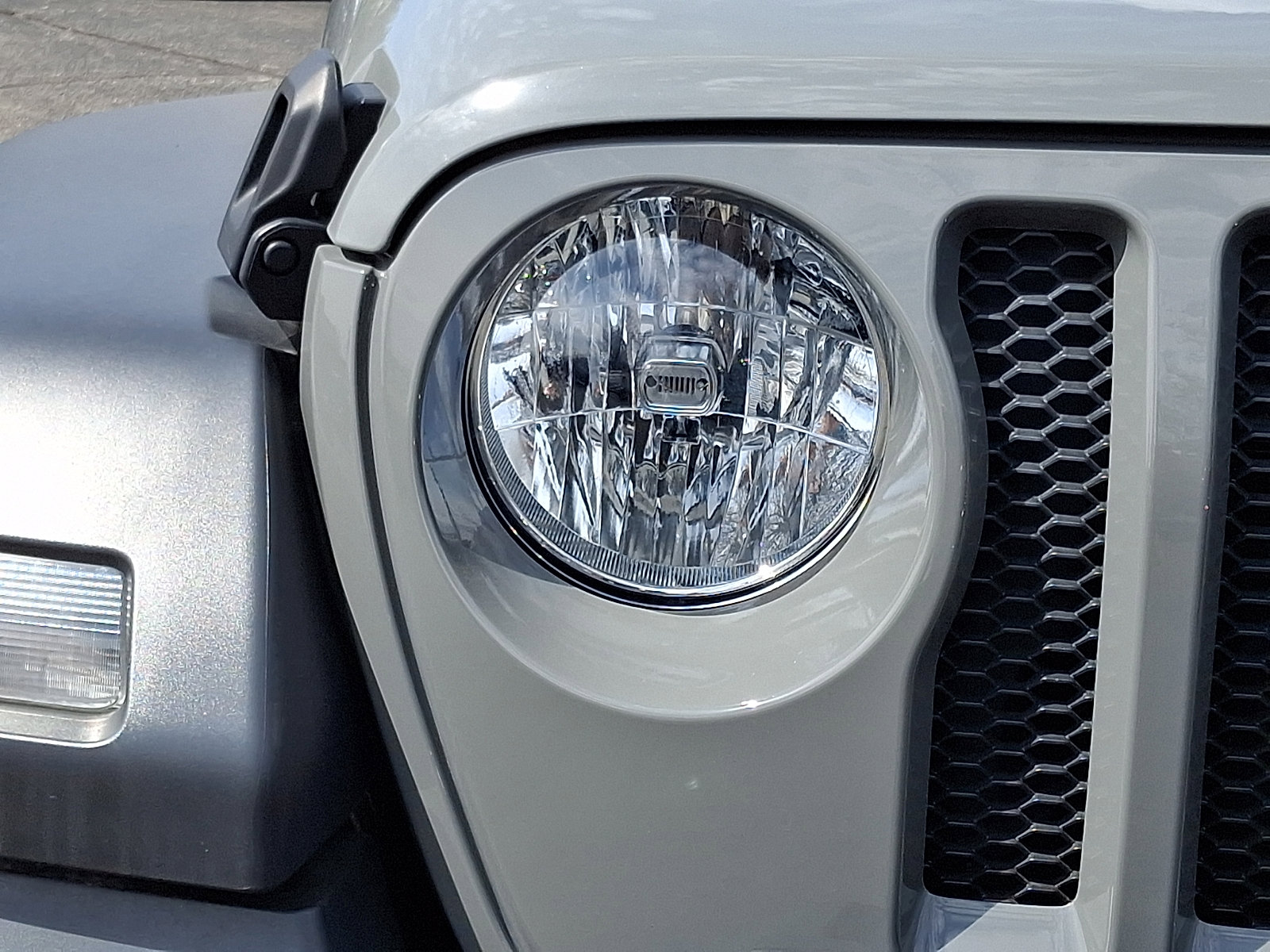 Certified 2022 Jeep Wrangler Sport AWD/4WD image 9