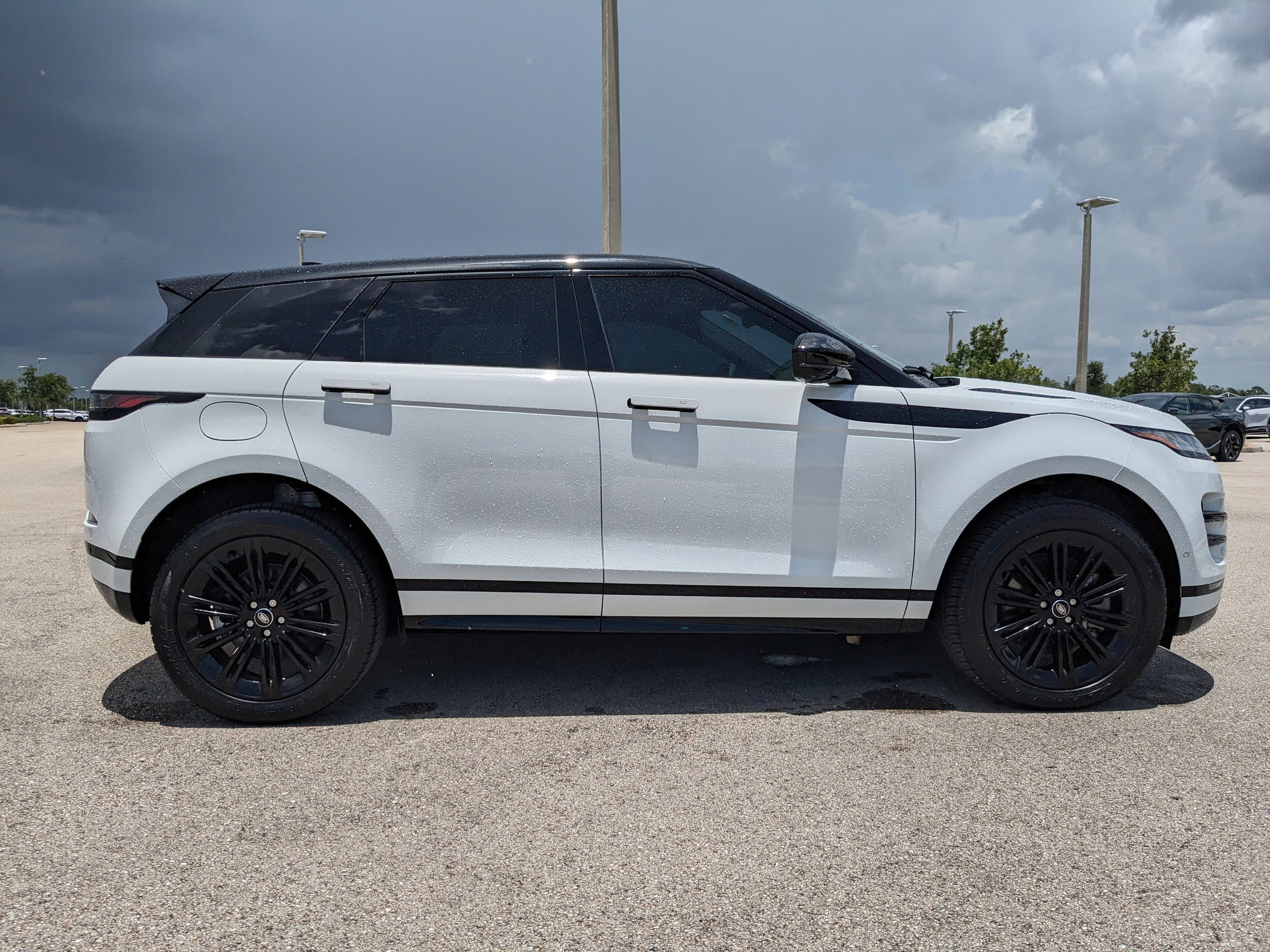 Used 2025 Land Rover Range Rover Evoque Dynamic SE image 4