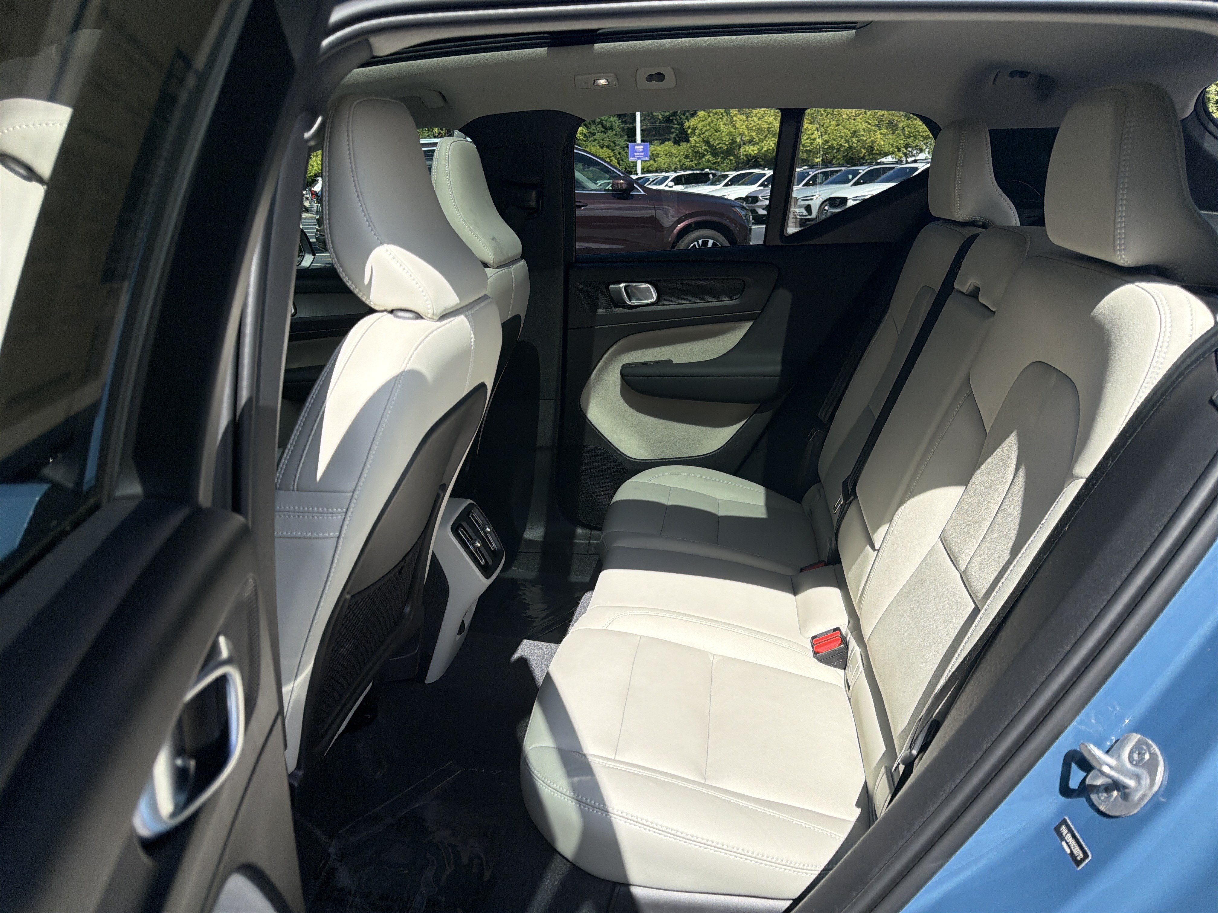 Certified 2024 Volvo XC40 B5 Ultimate w/ Protection Package Premier AWD/4WD image 32