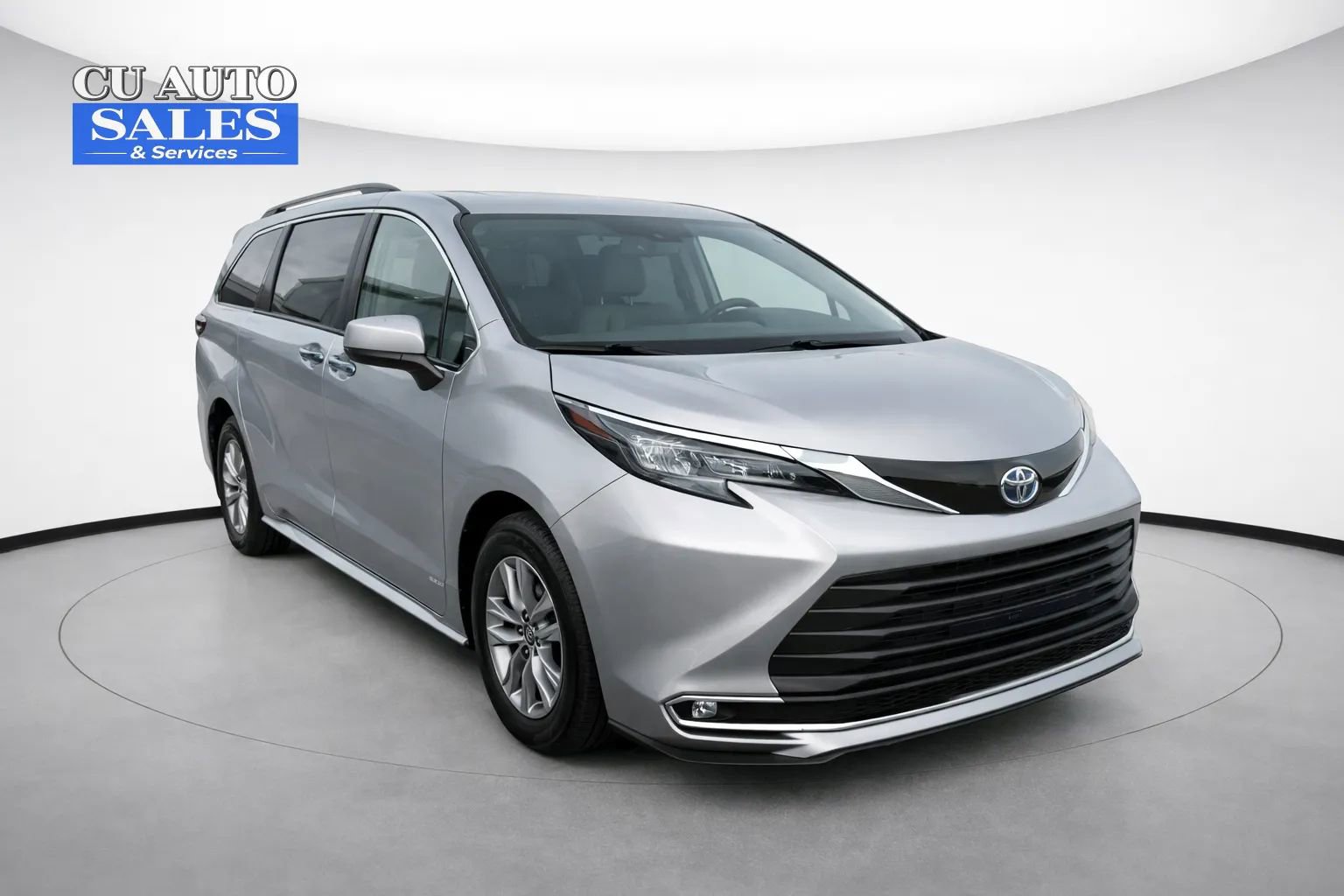 Used 2024 Toyota Sienna XLE image 1