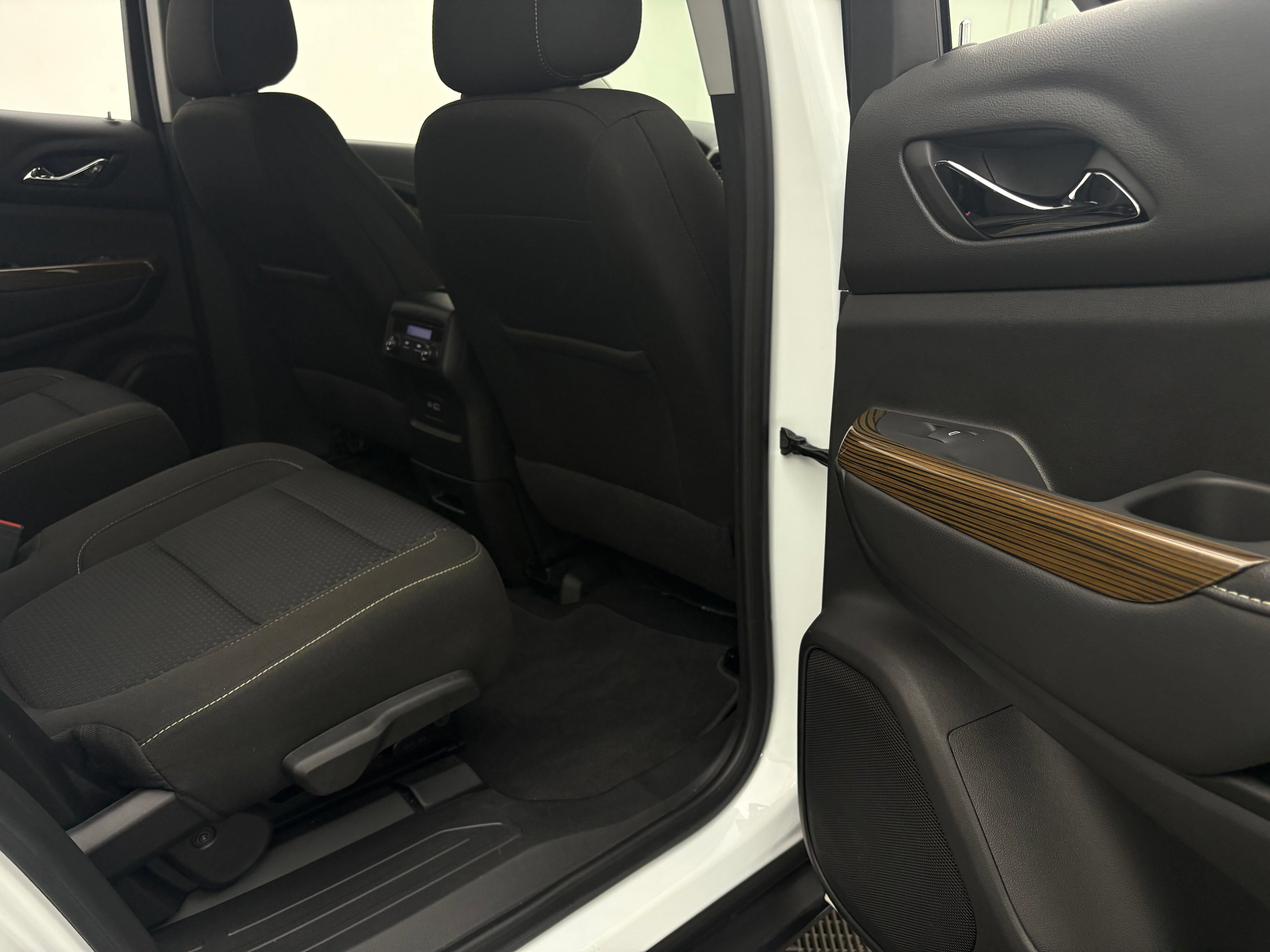Used 2023 GMC Acadia SLE FWD image 32