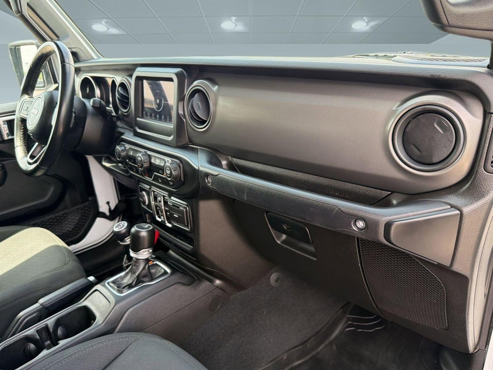 Used 2022 Jeep Gladiator Willys AWD/4WD image 22