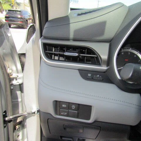 Used 2025 Toyota Highlander XLE AWD/4WD image 18