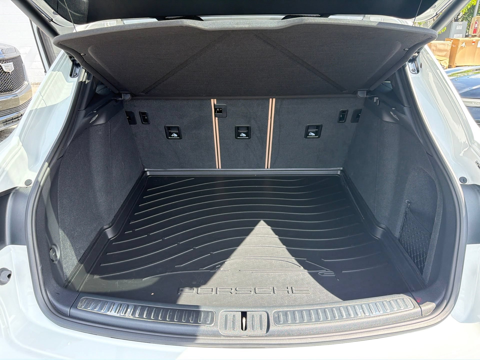 Used 2025 Porsche Macan AWD/4WD image 17