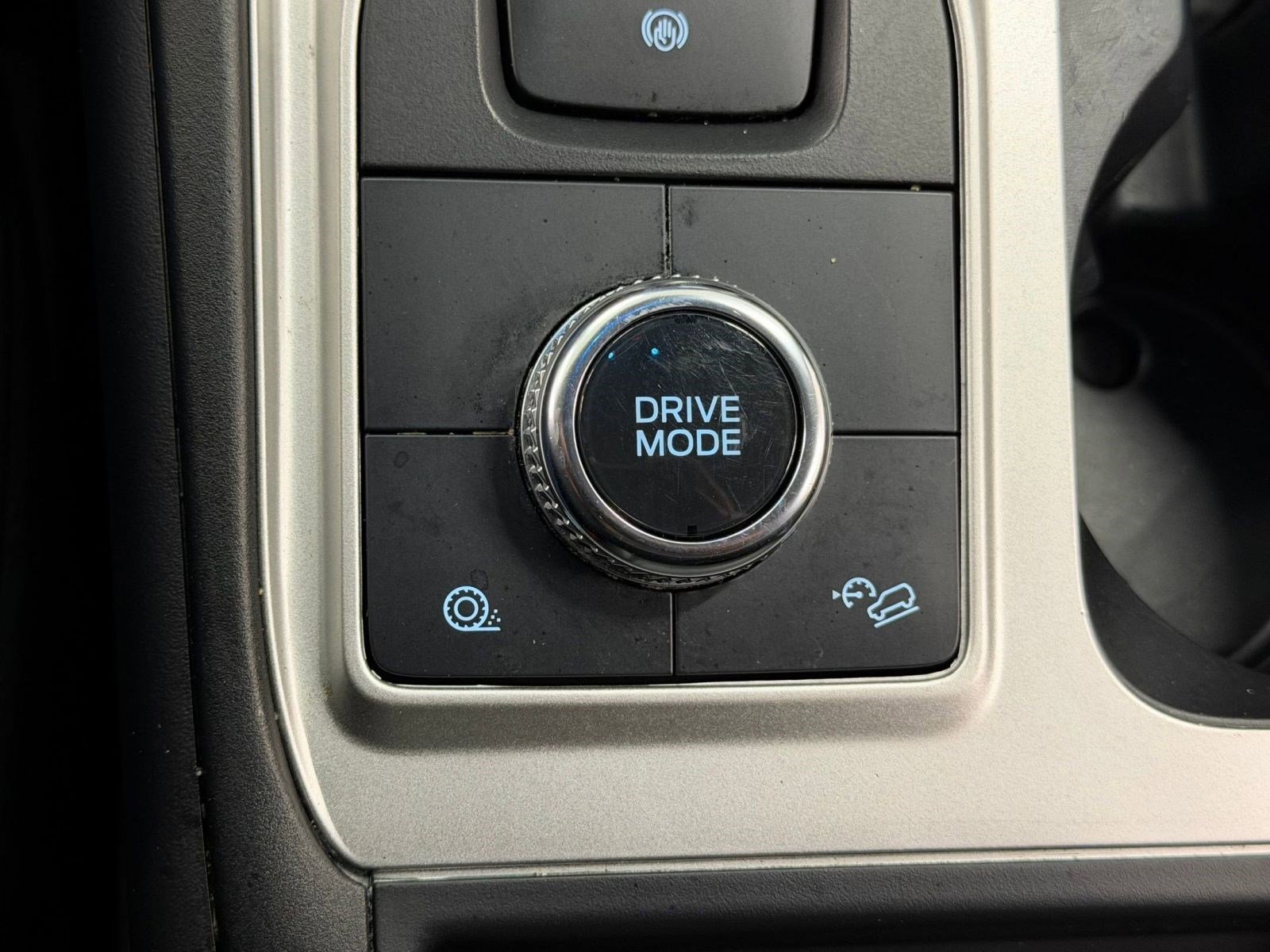 Used 2023 Ford Explorer XLT image 28