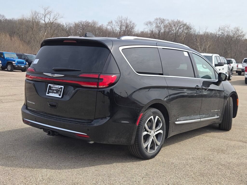 New 2026 Chrysler Pacifica Pinnacle w/ Trailer Tow Group FWD image 11