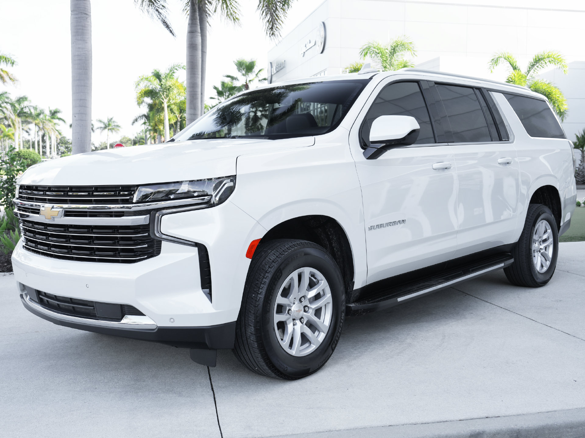 Used 2024 Chevrolet Suburban LT RWD image 6