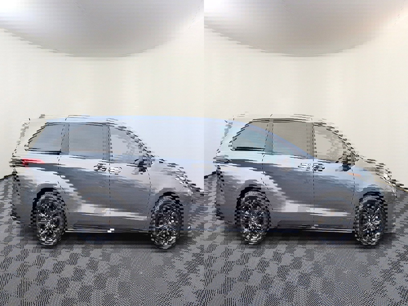 Used 2025 Toyota Sienna XSE FWD image 7