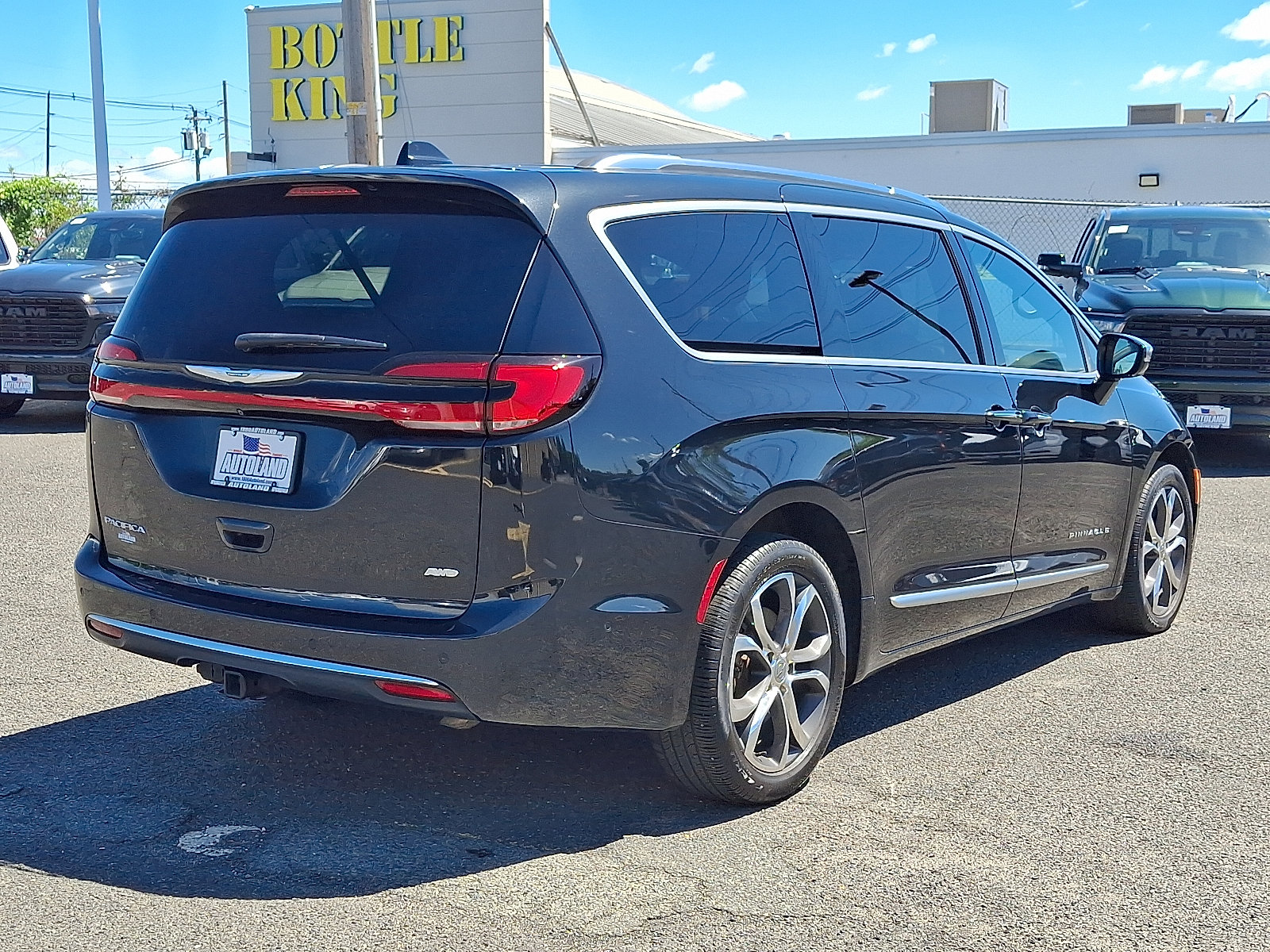 Used 2022 Chrysler Pacifica Pinnacle AWD/4WD image 7