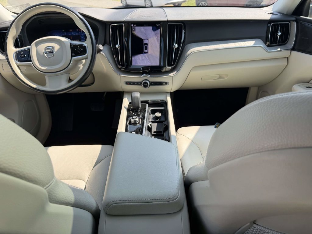 Used 2024 Volvo XC60 B5 Plus AWD/4WD image 2