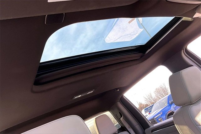 Used 2024 GMC Sierra 2500 SLT w/ SLT Convenience Package image 28