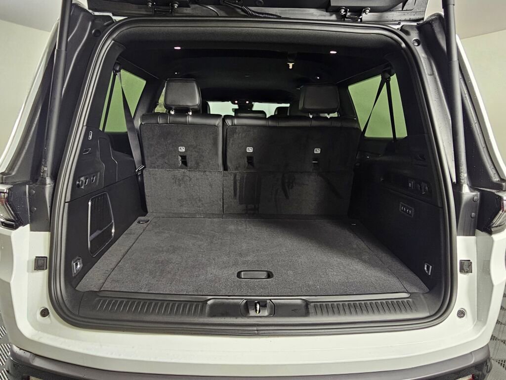 New 2026 Jeep Grand Wagoneer L 4WD w/ HD Trailer Tow Package image 16