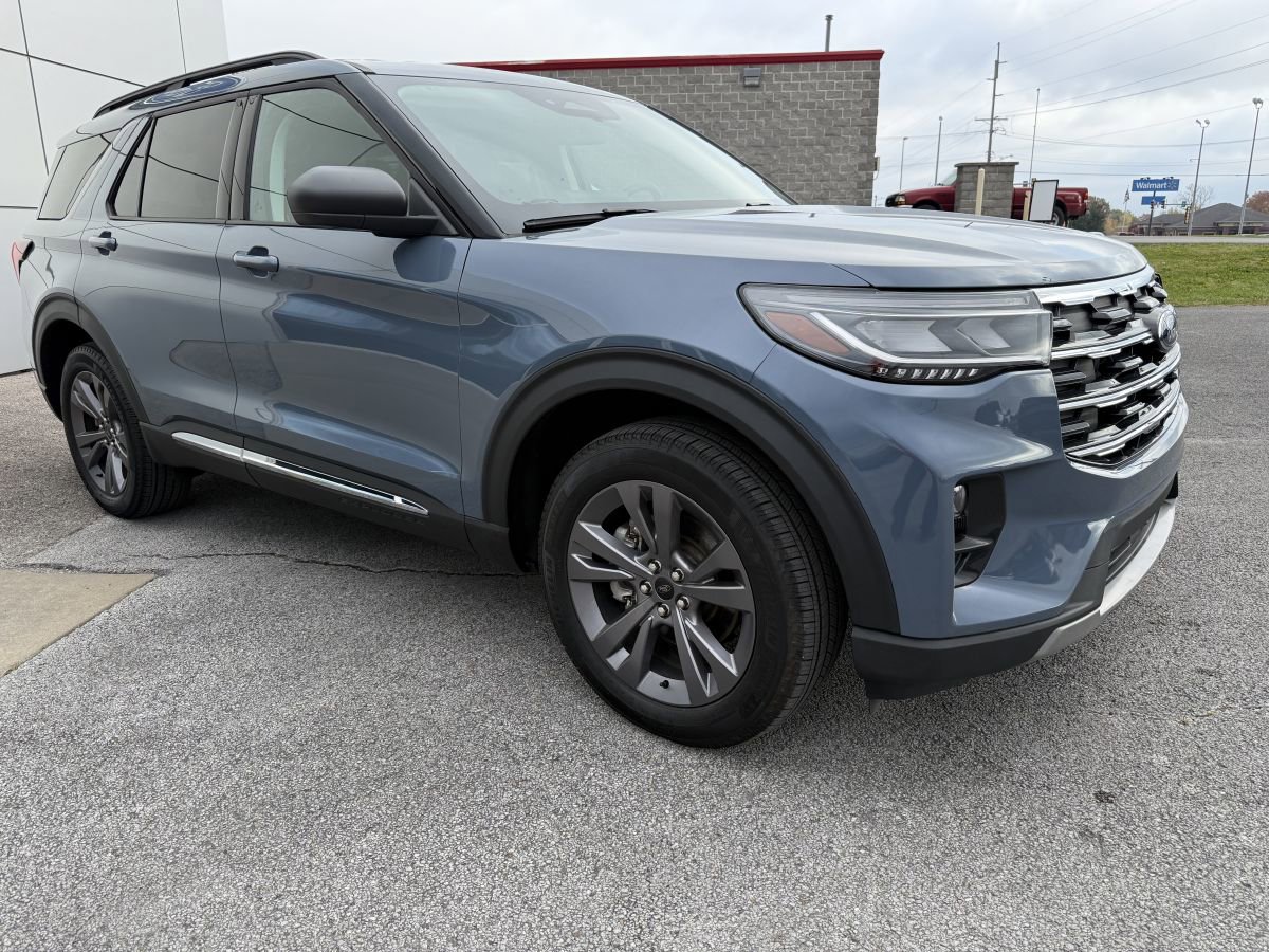Used 2025 Ford Explorer Active w/ Active Comfort Package image 2