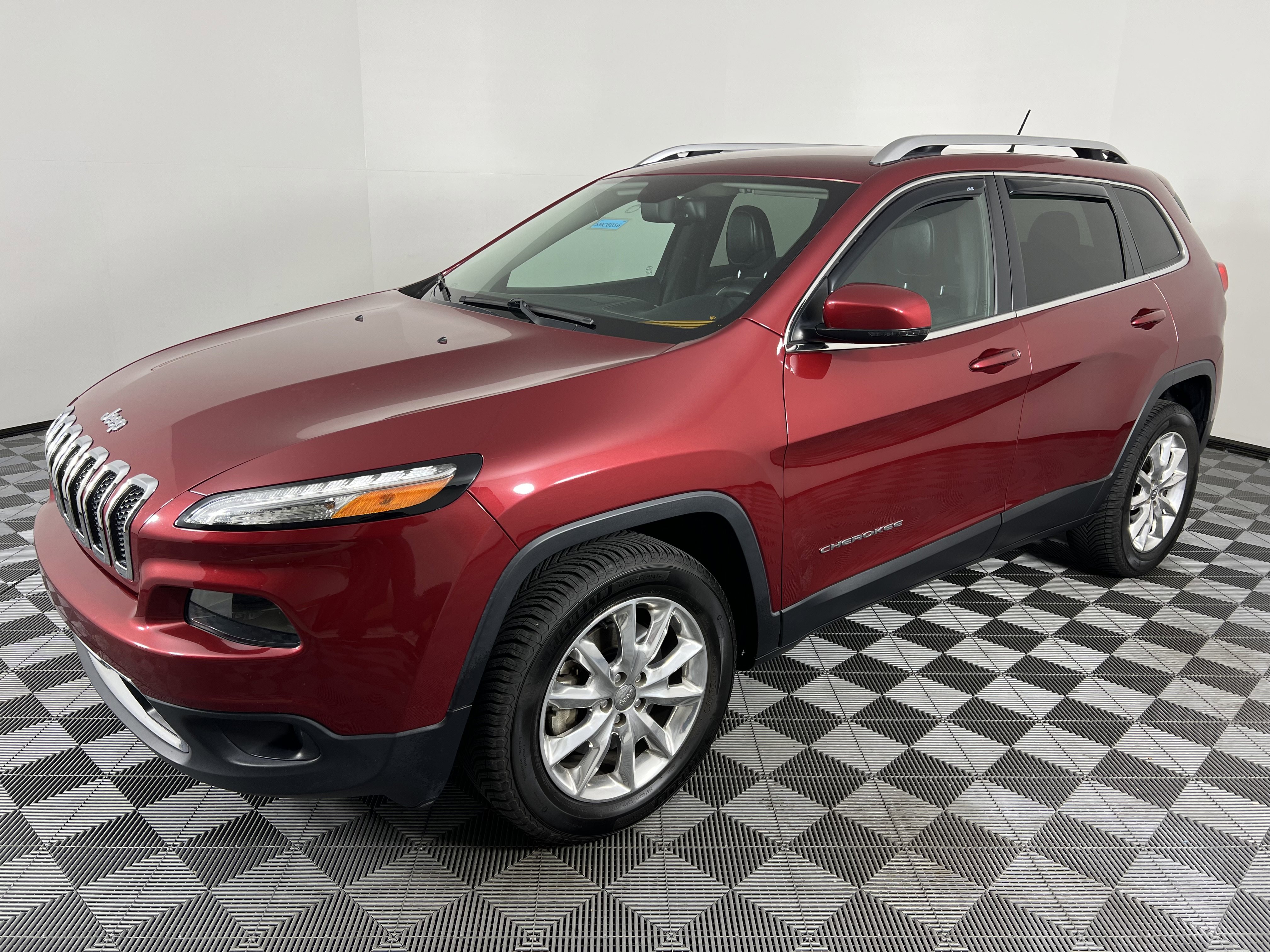 Used 2015 Jeep Cherokee Limited w/ Luxury Group AWD/4WD image 8