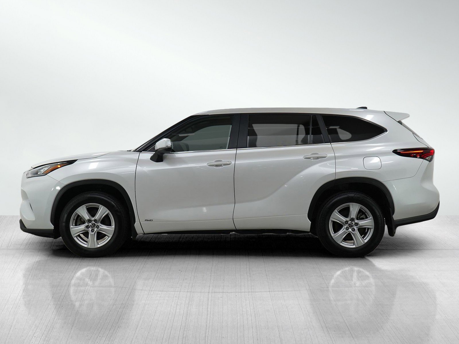 Used 2024 Toyota Highlander LE image 2