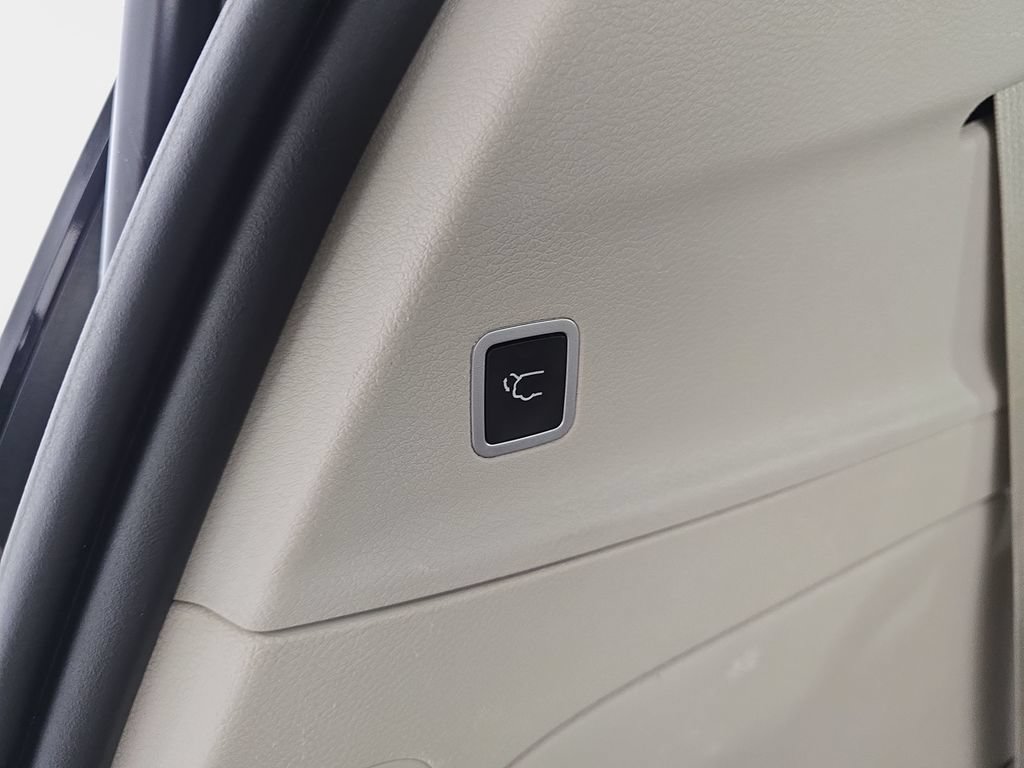 Used 2017 Chrysler Pacifica Touring w/ Tire & Wheel Group FWD image 16