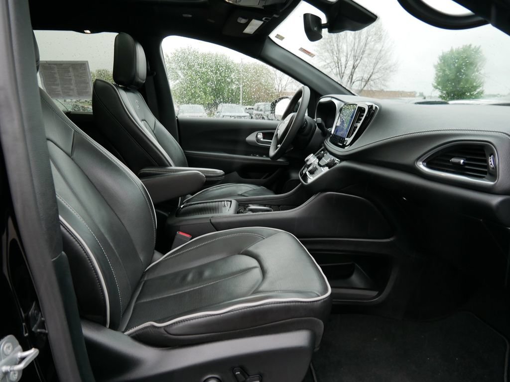Used 2025 Chrysler Pacifica Limited FWD image 14