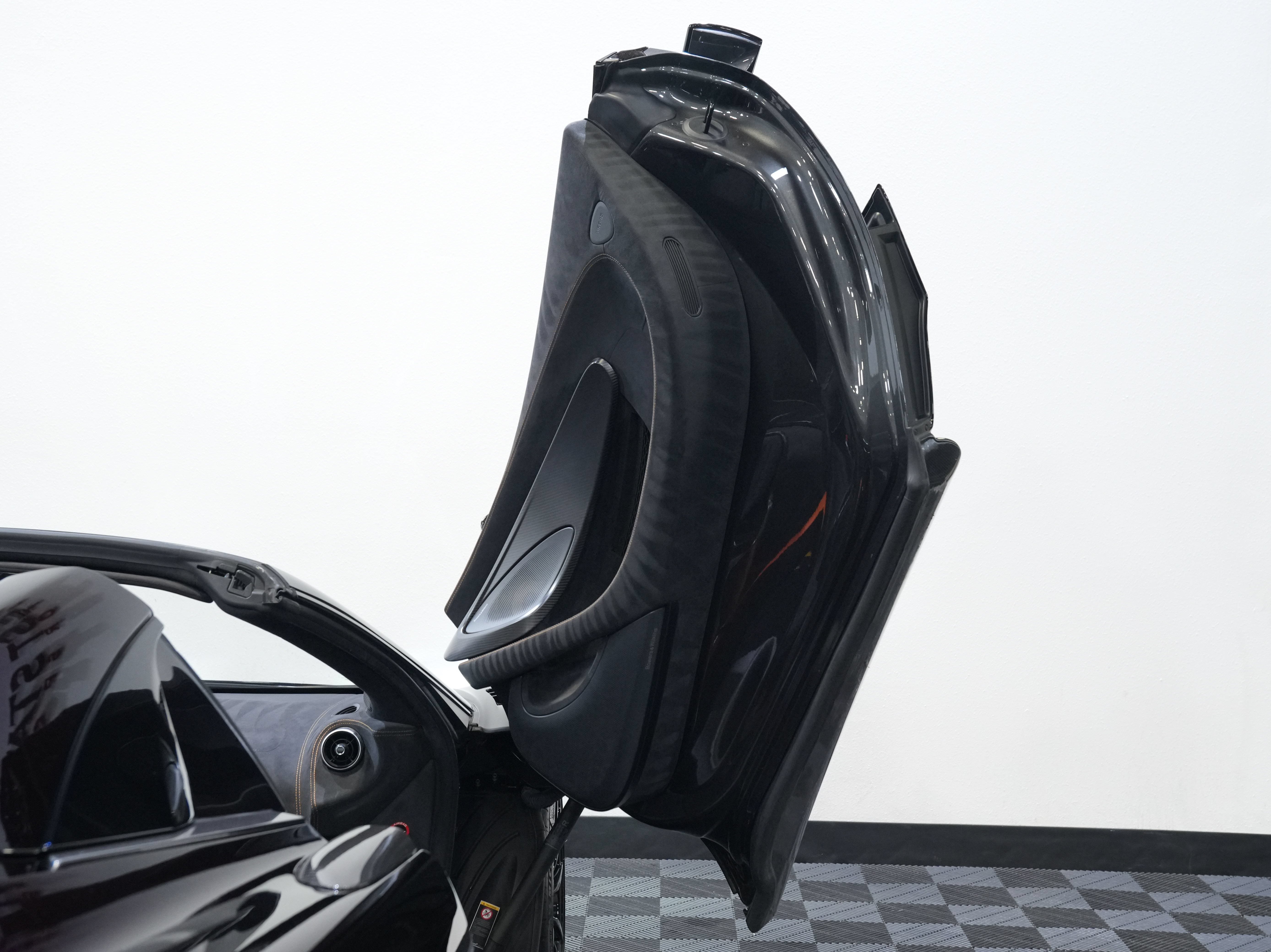 Used 2020 McLaren 600LT Spider RWD image 31