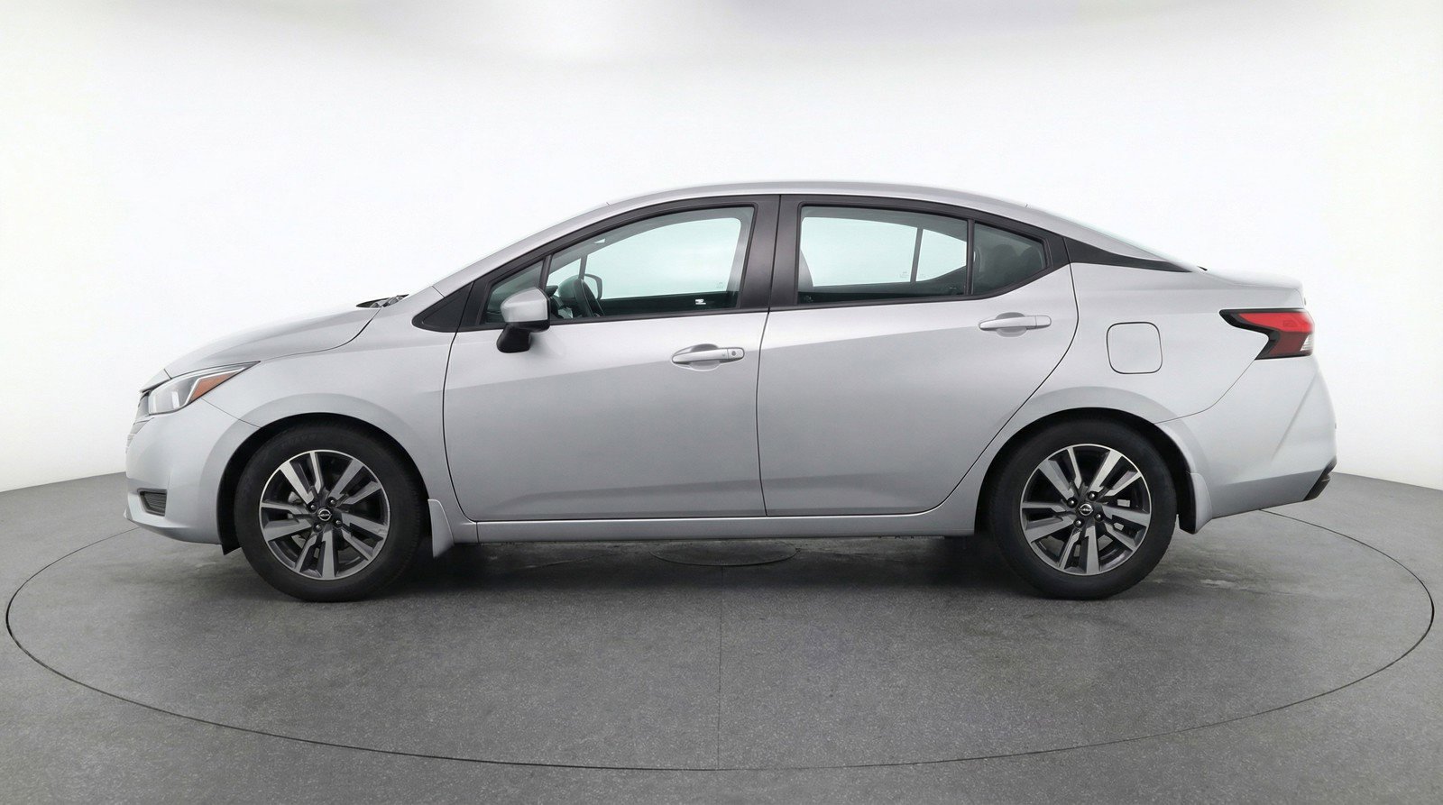 Used 2025 Nissan Versa SV image 5