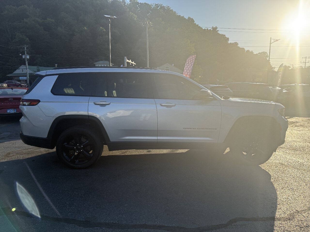 Used 2023 Jeep Grand Cherokee L Laredo AWD/4WD image 9