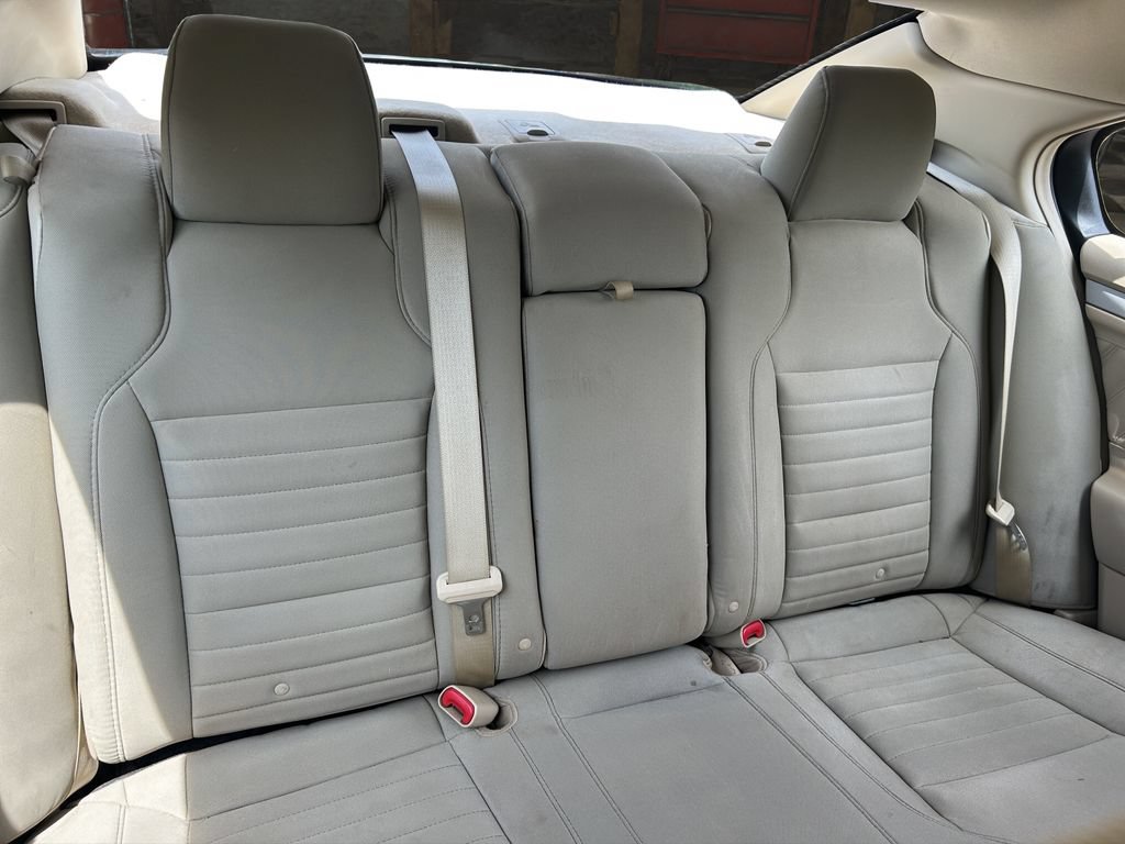 Used 2016 Ford Taurus SE FWD image 12