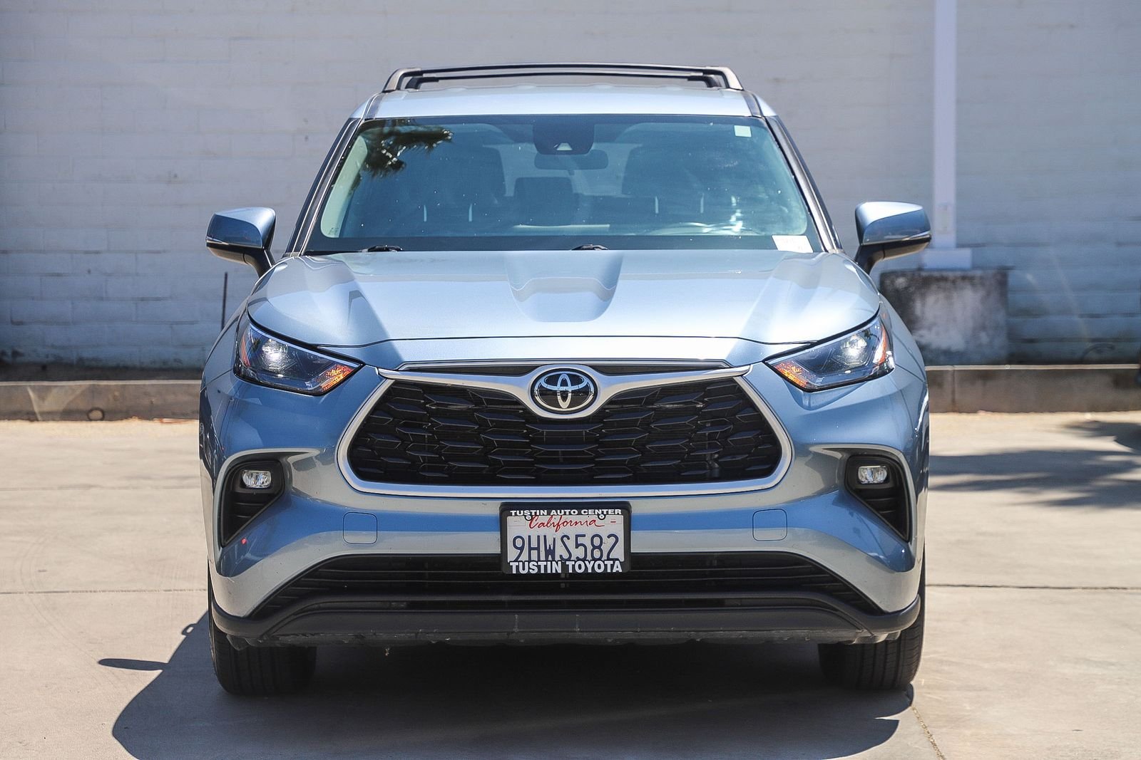 Used 2023 Toyota Highlander LE FWD image 2