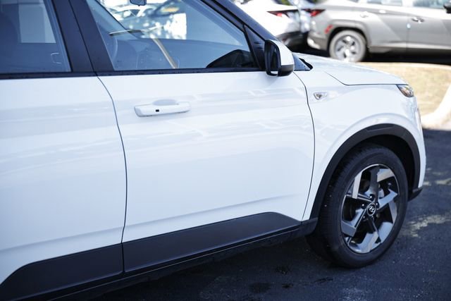 Used 2025 Hyundai Venue SEL FWD image 8