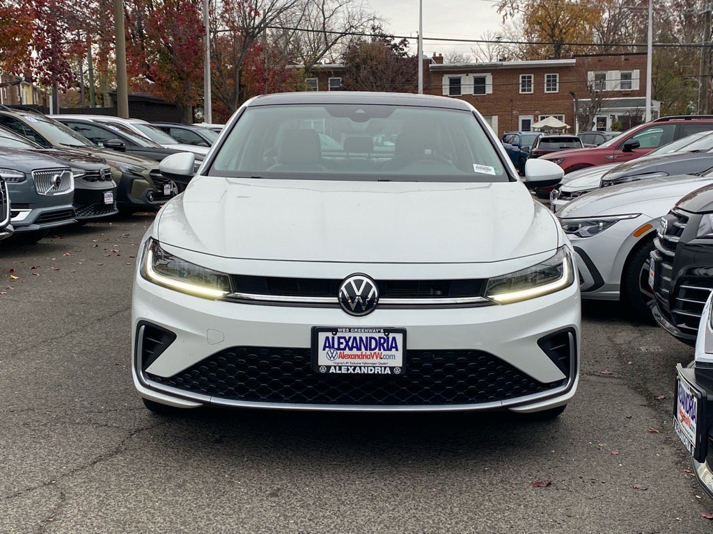 Certified 2025 Volkswagen Jetta SE image 3