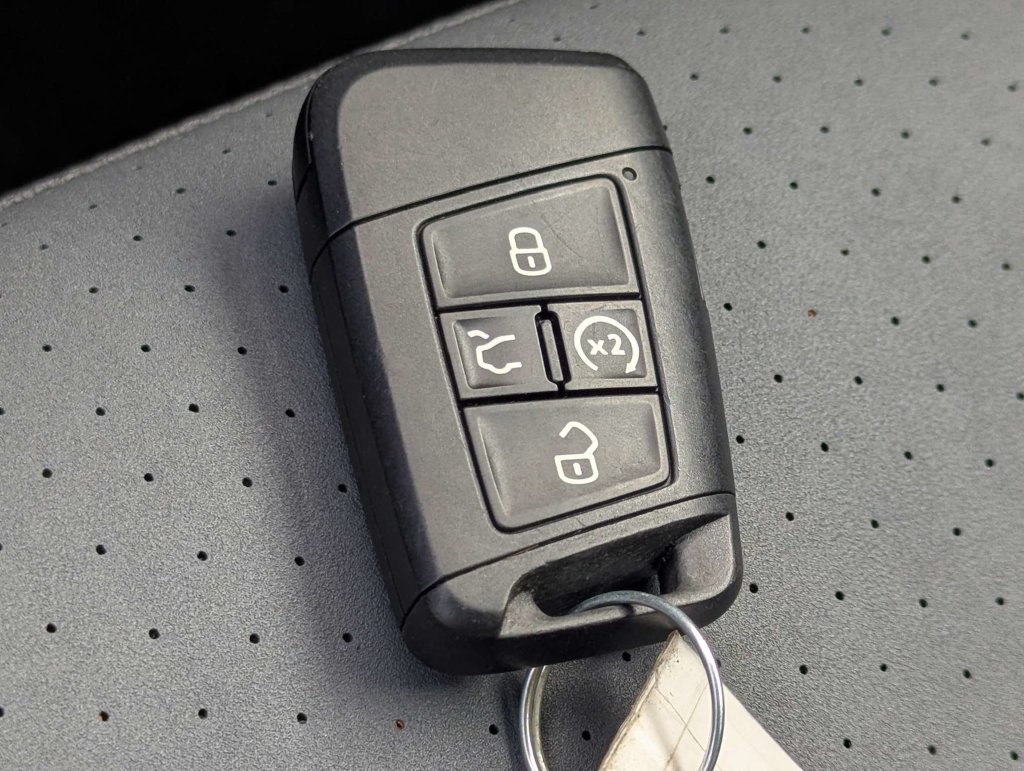 Used 2025 Volkswagen Jetta SE FWD image 30