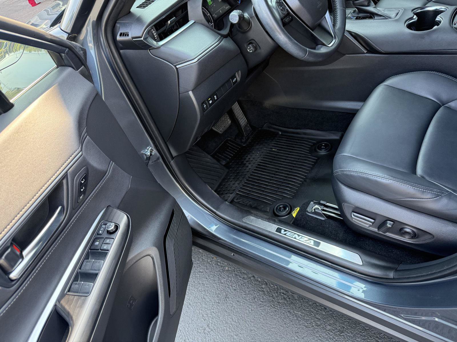 Certified 2024 Toyota Venza XLE AWD/4WD image 11