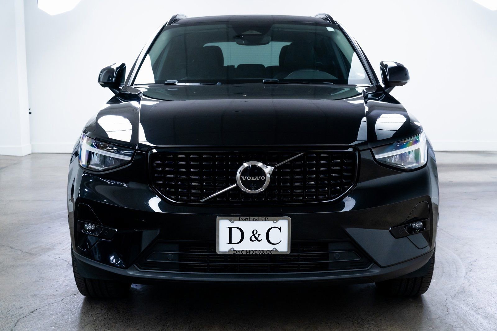 Used 2024 Volvo XC40 B5 Plus image 2
